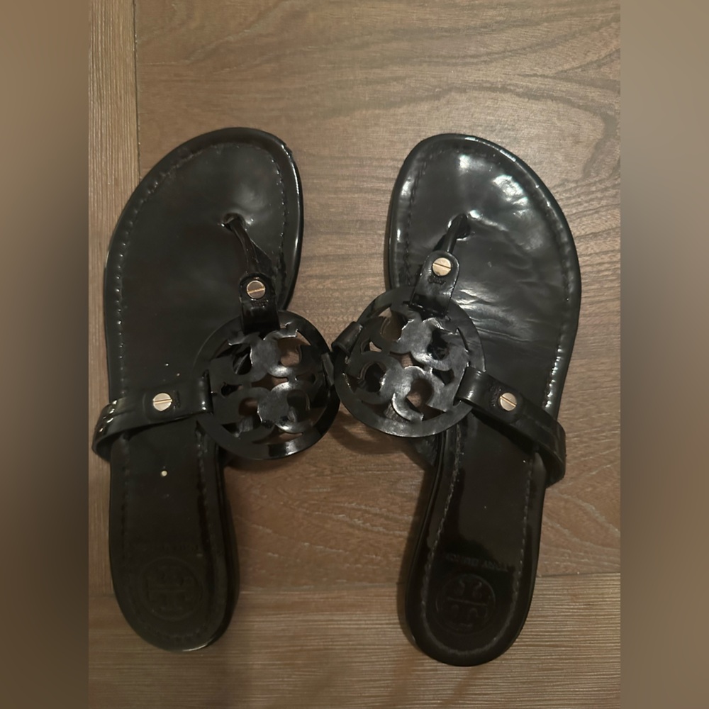 Tory Burch - black patent leather sandals! 🖤